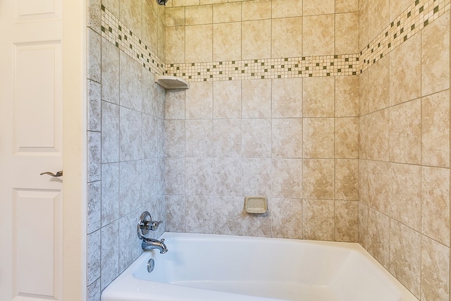 bathroom with tiled shower / bath combo