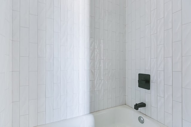 bathroom with tiled shower / bath