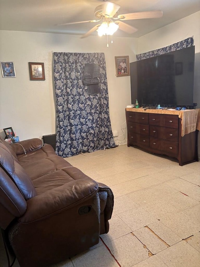 811 Akin St, San Angelo, TX 76901 - living area featuring a ceiling fan and light flooring