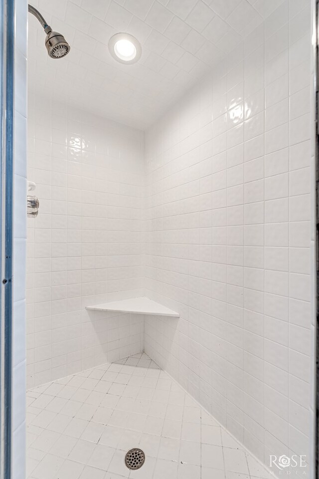 bathroom featuring tiled shower