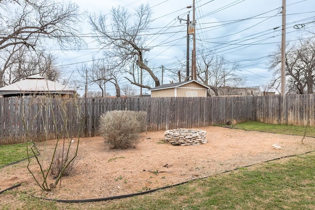 view of yard featuring an outdoor fire pit