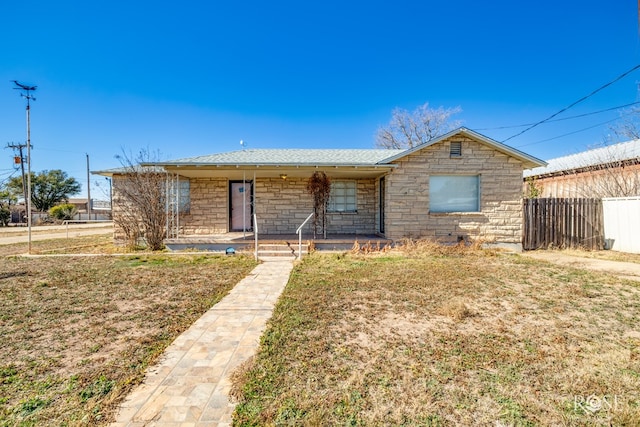 single story home with a front lawn