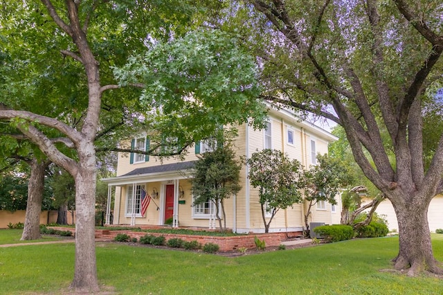 view of front of property featuring a porch and a front yard