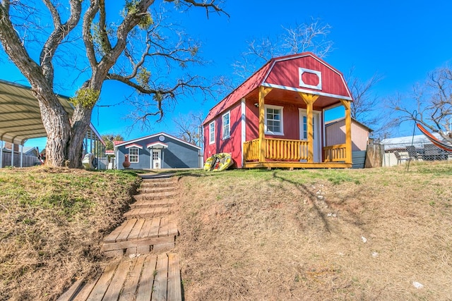 view of front of home featuring a front yard and a carport