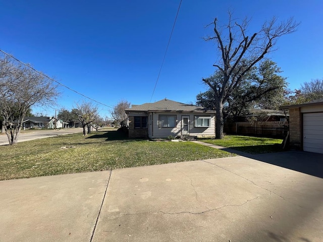 view of front of house featuring a front yard