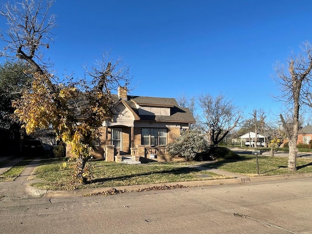 view of front of home featuring a front yard