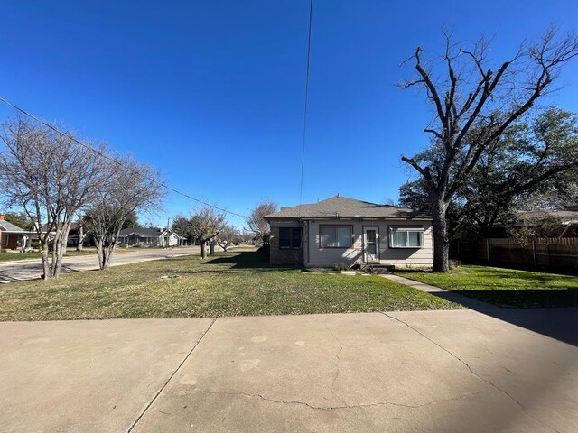 view of front facade with a front yard