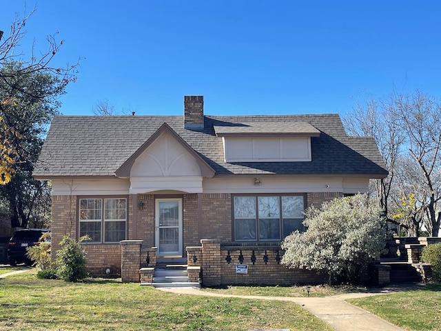 view of front of home with a front lawn