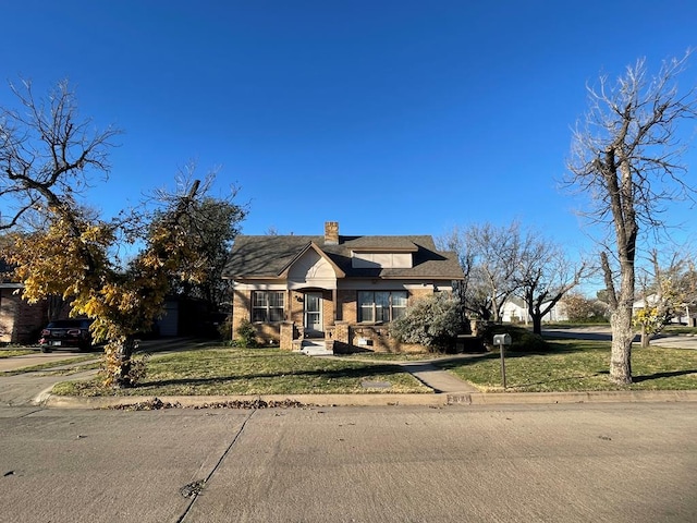 view of front of property featuring a front lawn