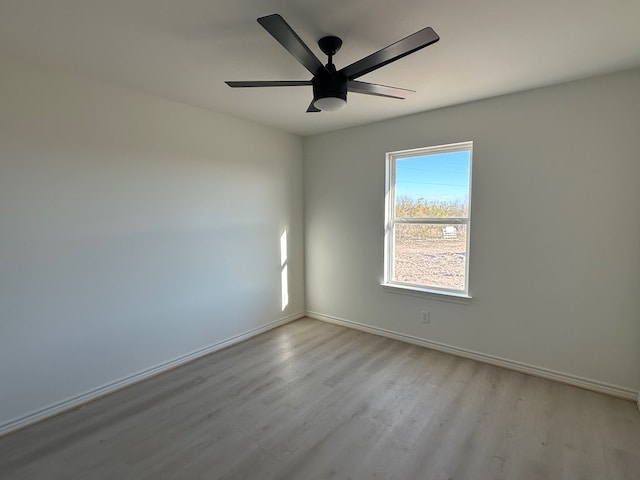 unfurnished room featuring light wood-style flooring, baseboards, and ceiling fan