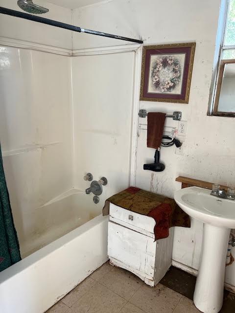 8523 Runion Rd, San Angelo, TX 76905 - full bath with shower / bath combo and a sink