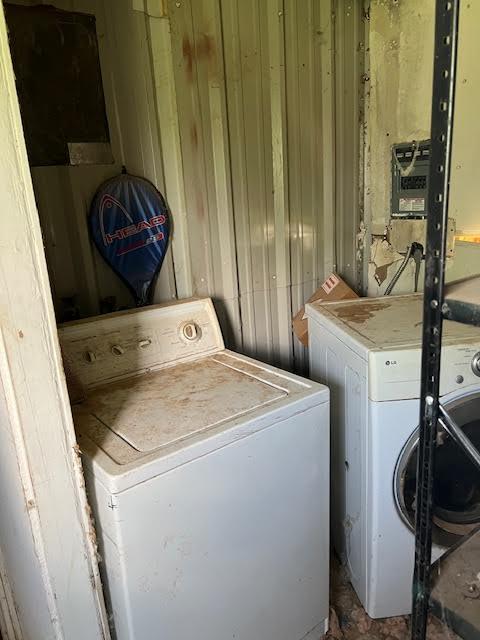 8523 Runion Rd, San Angelo, TX 76905 - laundry room with washer and dryer