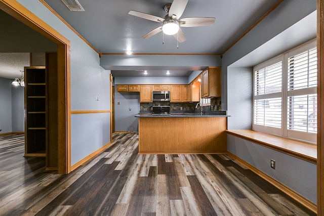 kitchen featuring electric range, dark hardwood / wood-style flooring, kitchen peninsula, ceiling fan, and backsplash