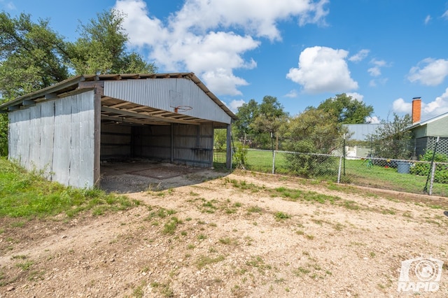 view of yard with an outdoor structure