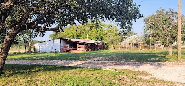 view of yard featuring an outdoor structure