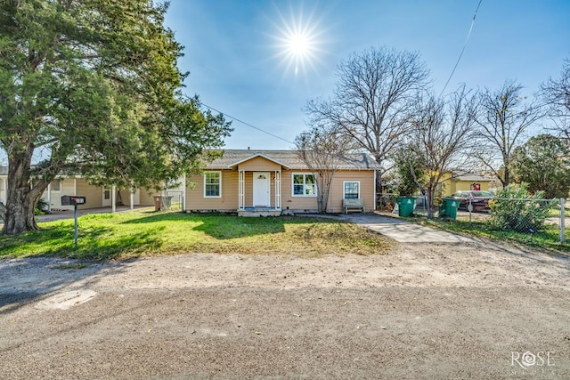 ranch-style house featuring a front lawn