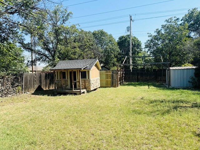 view of yard featuring an outbuilding and a fenced backyard