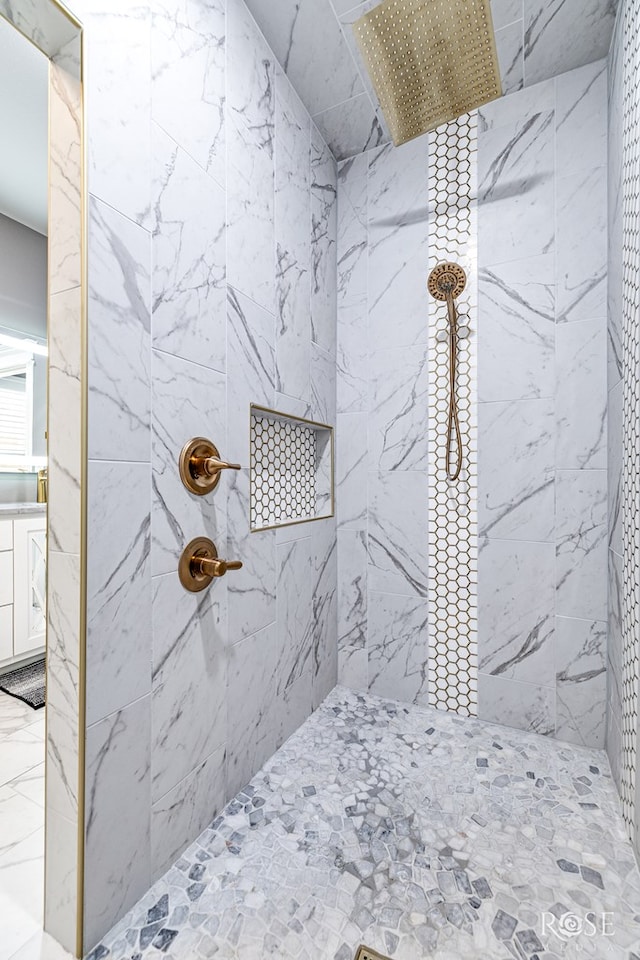 bathroom featuring tiled shower