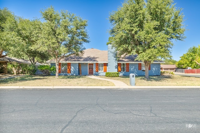 view of front facade featuring a front lawn