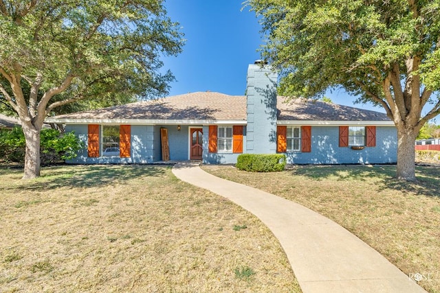 ranch-style house featuring a front yard