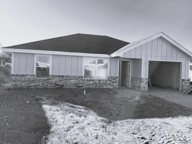 view of front facade featuring a garage