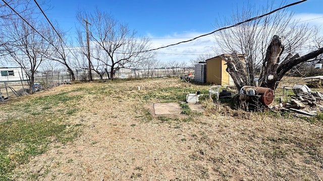 view of yard with an outbuilding