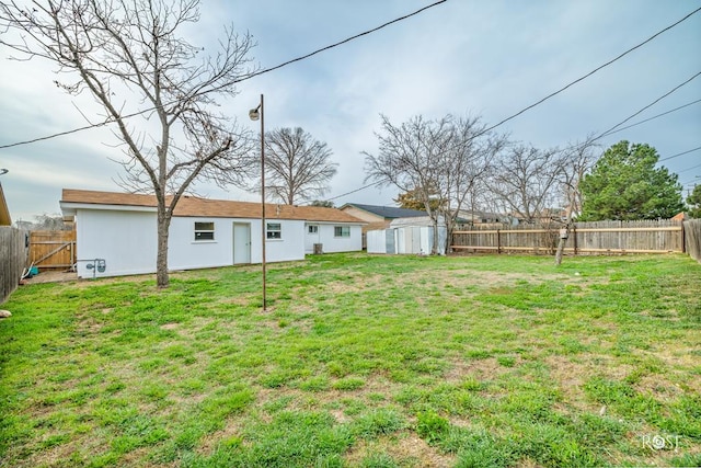 view of yard featuring a storage shed