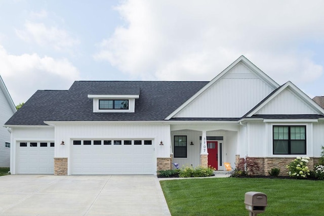 view of front of home featuring a front lawn and a garage