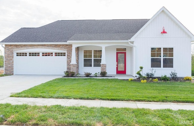 view of front facade featuring a garage and a front yard