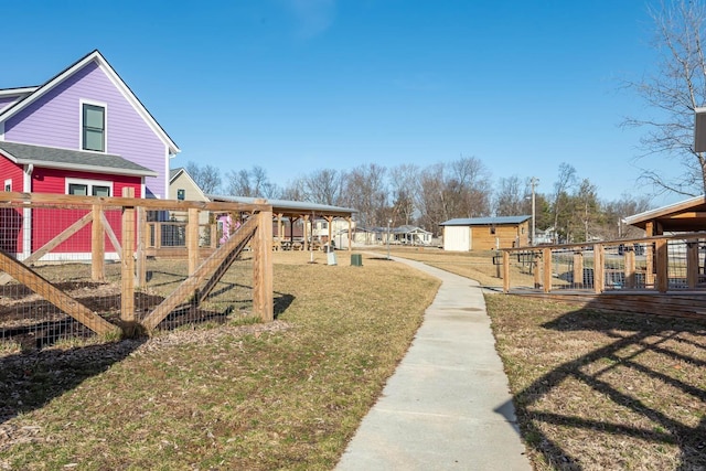 view of yard with an outdoor structure