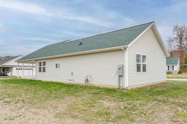 view of side of property featuring a lawn