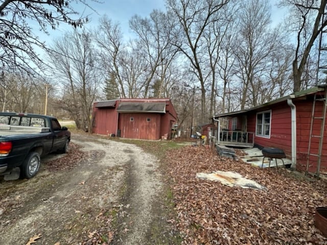 view of yard with an outbuilding