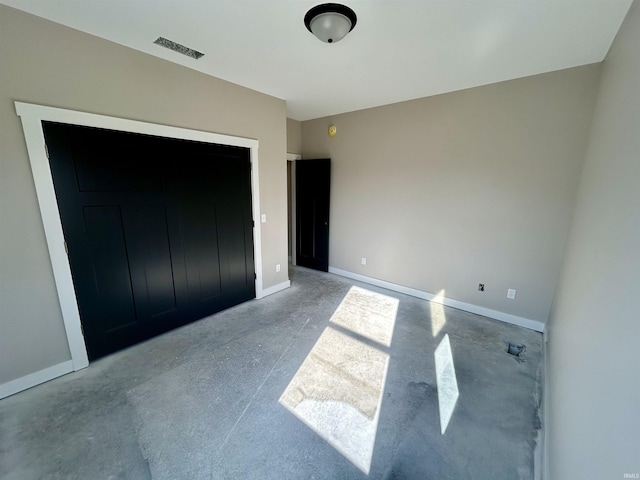 unfurnished bedroom featuring a closet