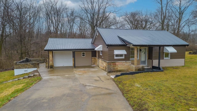 view of front of home featuring a front yard and a garage