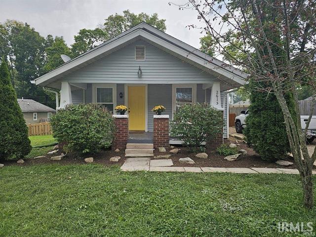 view of front facade featuring a front lawn and a porch