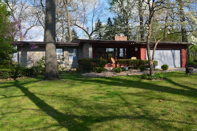 view of front of property featuring a front lawn and a garage