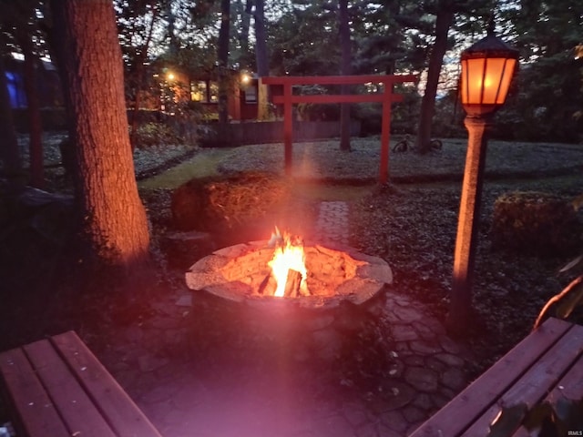 view of yard featuring a fire pit