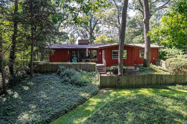 ranch-style house featuring a front lawn