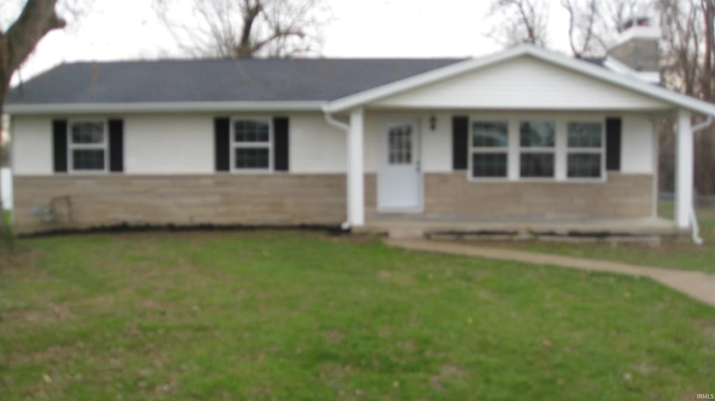 single story home featuring a front lawn