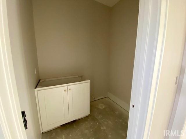 bathroom featuring concrete flooring