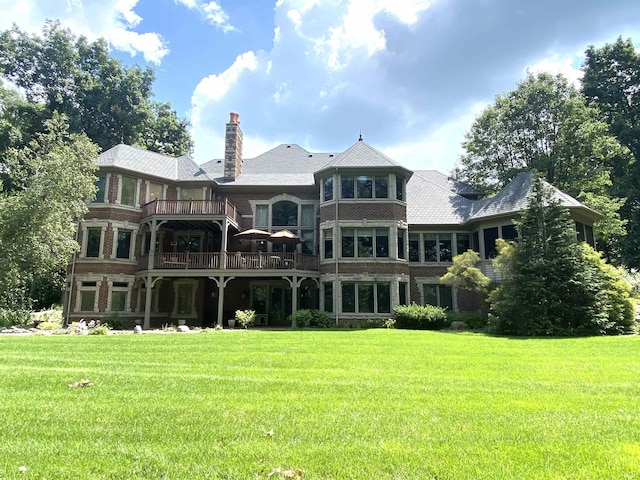 rear view of house featuring a lawn