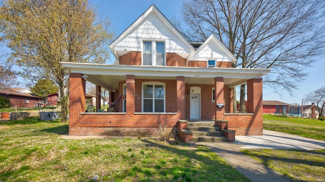 view of front of property featuring a front lawn