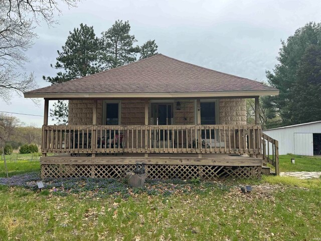 back of house featuring a yard