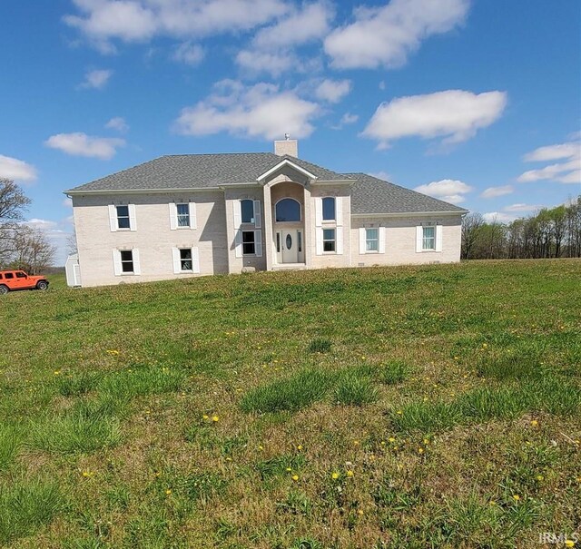 view of front of home featuring a front yard