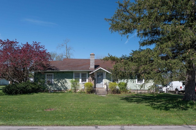 view of front facade with a front lawn