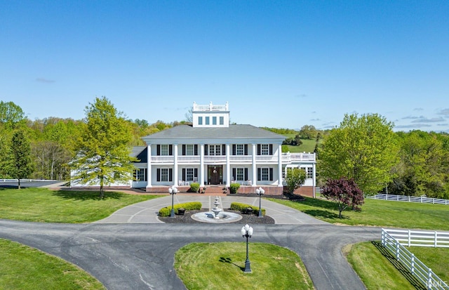 view of front of property featuring a front yard