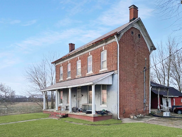 view of front of house featuring a porch and a front lawn