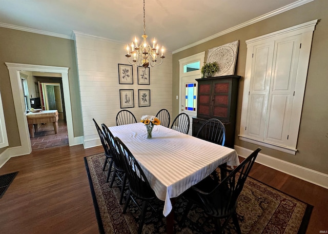 dining area featuring ornamental molding, dark hardwood / wood-style flooring, and a notable chandelier