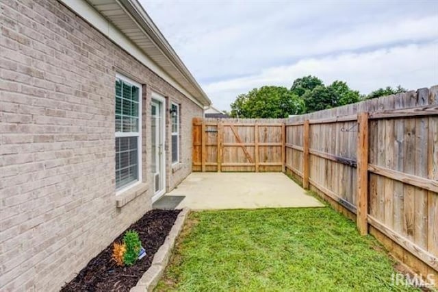 view of yard featuring a patio area