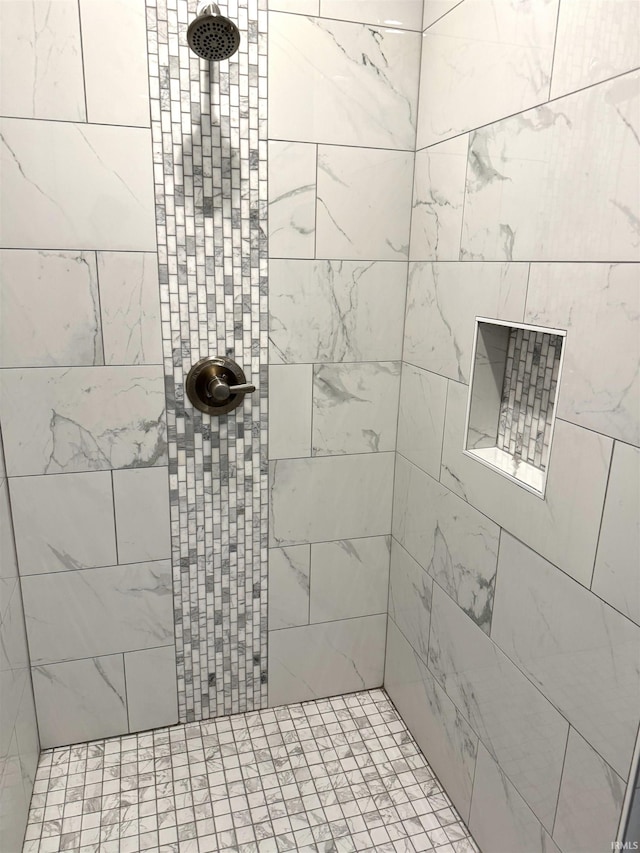 bathroom featuring a tile shower